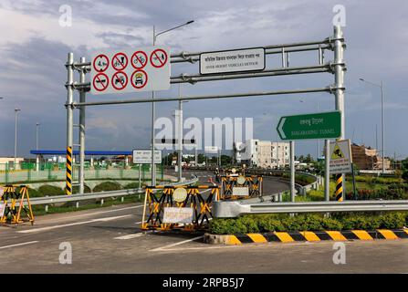 Chittagong, Potenga, Bangladesch. September 2023. September 2023. Chittagong, Bangladesch: Bangladesch steht kurz vor dem Beginn des Tunnelzeitalters. Die Bauarbeiten am Bangabandhu-Scheich-Mujibur-Rahman-Tunnel unter dem Fluss Karnaphuli sind abgeschlossen. Die Vorbereitungen für die Eröffnung sind im Gange. Der Tunnel verbindet Cox's Bazar direkt mit Chittagong. Zwei 35 Fuß breite und 16 Fuß hohe Rohre sind 11 Meter voneinander entfernt. Die Länge des Tunnels beträgt 3,40 km Es verfügt auch über eine Zufahrtsstraße von 5,35 km und eine Überführung von 727 m. das Projekt Bangabandhu Tunnel wird mit dem umgesetzt Stockfoto