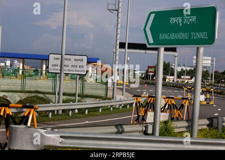 Chittagong, Potenga, Bangladesch. September 2023. September 2023. Chittagong, Bangladesch: Bangladesch steht kurz vor dem Beginn des Tunnelzeitalters. Die Bauarbeiten am Bangabandhu-Scheich-Mujibur-Rahman-Tunnel unter dem Fluss Karnaphuli sind abgeschlossen. Die Vorbereitungen für die Eröffnung sind im Gange. Der Tunnel verbindet Cox's Bazar direkt mit Chittagong. Zwei 35 Fuß breite und 16 Fuß hohe Rohre sind 11 Meter voneinander entfernt. Die Länge des Tunnels beträgt 3,40 km Es verfügt auch über eine Zufahrtsstraße von 5,35 km und eine Überführung von 727 m. das Projekt Bangabandhu Tunnel wird mit dem umgesetzt Stockfoto