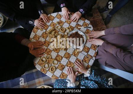 (190528) -- GAZA, 28. Mai 2019 -- palästinensische Frauen bereiten traditionelle Kekse vor den Eid al-Fitr-Festlichkeiten vor, die das Ende des heiligen muslimischen Fastenmonats Ramadan im südlichen Gazastreifen Rafah am 28. Mai 2019 feiern. ) MIDEAST-GAZA-EID AL-FITR KhaledxOmar PUBLICATIONxNOTxINxCHN Stockfoto