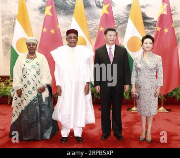 (190528) -- PEKING, 28. Mai 2019 (Xinhua) -- der chinesische Präsident Xi Jinping (2. R) und seine Frau Peng Liyuan (1. R) posieren für Fotos mit dem nigerianischen Präsidenten Mahamadou Issoufou (2. L) und seiner Frau in Peking, der Hauptstadt Chinas, am 28. Mai 2019. XI hielt am Dienstag Gespräche mit Mahamadou Issoufou in der Großen Halle des Volkes in Peking. (Xinhua/Pang Xinglei) CHINA-PEKING-XI JINPING-NIGERIEN PRÄSIDENT-GESPRÄCHE (CN) PUBLICATIONxNOTxINxCHN Stockfoto