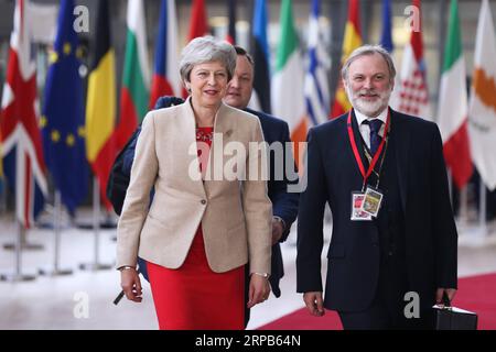 Nachrichten Themen der Woche KW22 Nachrichten Bilder des Tages (190528) -- BRÜSSEL, 28. Mai 2019 -- die britische Premierministerin Theresa May (L, Front) kommt am 28. Mai 2019 zum informellen Abendessen der Staats- und Regierungschefs der EU in Brüssel, Belgien, am Hauptsitz der Europäischen Union an. Die Staats- und Regierungschefs der Mitgliedstaaten der Europäischen Union (EU) diskutierten nicht die Namen der Kandidaten, sondern nur den Prozess zur Wahl des neuen Präsidenten der Europäischen Kommission (EG), sagte Präsident Donald Tusk hier am Dienstag. Während einer Pressekonferenz nach dem informellen Abendessen der Staats- und Regierungschefs sagte Tusk den Reportern, dass der Diskurs am Dienstag stattfindet Stockfoto