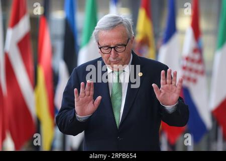 (190528) -- BRÜSSEL, 28. Mai 2019 -- der Präsident der Europäischen Kommission Jean-Claude Juncker trifft am 28. Mai 2019 in Brüssel, Belgien, zu einem informellen Abendessen der Staats- und Regierungschefs der EU ein. Die Staats- und Regierungschefs der Mitgliedstaaten der Europäischen Union (EU) diskutierten nicht die Namen der Kandidaten, sondern nur den Prozess zur Wahl des neuen Präsidenten der Europäischen Kommission (EG), sagte Präsident Donald Tusk hier am Dienstag. Während einer Pressekonferenz nach dem informellen Abendessen der Staats- und Regierungschefs teilte Tusk den Reportern mit, dass die Diskussion am Dienstag die von der l erzielte Einigung bestätigte Stockfoto