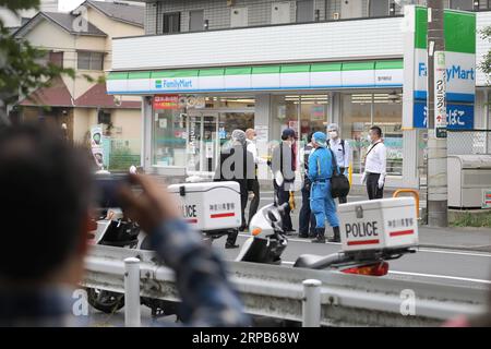 (190529) -- PEKING, 29. Mai 2019 (Xinhua) -- Polizeibeamte untersuchen am 28. Mai 2019 an der Stelle eines Messerangriffs in Kawasaki in der Präfektur Kanagawa, westlich von Tokio, Japan. Ein Mädchen der Grundschule und ein Mann in seinen 30ern wurden nach einem Messerangriff in der Nähe von Japans Hauptstadt Tokio am Dienstagmorgen für tot erklärt, bei dem der Verdächtige auch an einer selbstverschuldeten Verletzung starb, sagte die örtliche Polizei. Fünfzehn weitere Schulmädchen wurden bei dem Massenmesserangriff verletzt, der vermutlich von einem Mann in den 40er oder 50er Jahren durchgeführt wurde, der in Gewahrsam genommen wurde, später aber als Re starb Stockfoto