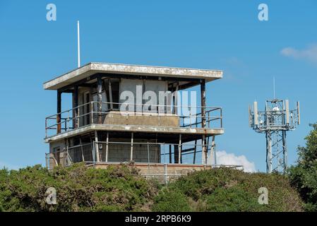 Aussichtsturm auf der Browndown-Batterie, einer ehemaligen Verteidigungsbatterie an der Südküste Englands. September 2023. Stockfoto