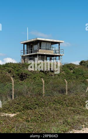 Aussichtsturm auf der Browndown-Batterie, einer ehemaligen Verteidigungsbatterie an der Südküste Englands. September 2023. Stockfoto