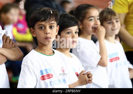 (190529) -- SARAJEVO, 29. Mai 2019 -- Migrantenkinder posieren für Fotos während des Special Olympics European Football Week Turniers in Sarajevo, Bosnien und Herzegowina am 29. Mai 2019. ) (SP)BOSNIEN UND HERZEGOWINA-SARAJEVO-SPECIAL OLYMPICS FUSSBALLTURNIER-MIGRANTENKINDER NEDIMXGRABOVICA PUBLICATIONXNOTXINXCHN Stockfoto