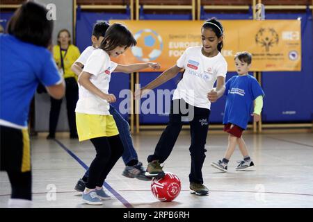 (190529) -- SARAJEVO, 29. Mai 2019 -- Migrantenkinder nehmen am 29. Mai 2019 an der Veranstaltung der Special Olympics European Football Week in Sarajevo, Bosnien und Herzegowina Teil. ) (SP)BOSNIEN UND HERZEGOWINA-SARAJEVO-SPECIAL OLYMPICS FUSSBALLTURNIER-MIGRANTENKINDER NEDIMXGRABOVICA PUBLICATIONXNOTXINXCHN Stockfoto