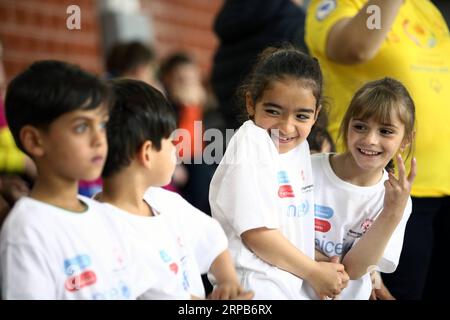 (190529) -- SARAJEVO, 29. Mai 2019 -- Migrantenkinder spielen während des Special Olympics European Football Week Turniers in Sarajevo, Bosnien und Herzegowina am 29. Mai 2019 miteinander. ) (SP)BOSNIEN UND HERZEGOWINA-SARAJEVO-SPECIAL OLYMPICS FUSSBALLTURNIER-MIGRANTENKINDER NEDIMXGRABOVICA PUBLICATIONXNOTXINXCHN Stockfoto