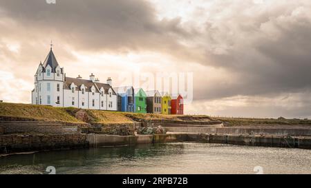 John O'Groats, Schottland, Großbritannien - 11. April 2023: Blick auf das Inn John O'Groats Hotel mit nahenden Sturmwolken. Stockfoto