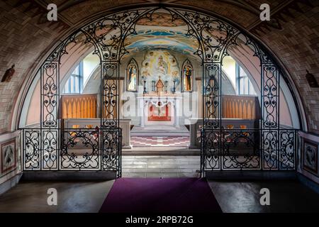 Lamb Holm, Orkney, Schottland - 12. April 2023: Das Innere der italienischen Kapelle, die im Zweiten Weltkrieg von italienischen Kriegsgefangenen erbaut wurde. Stockfoto