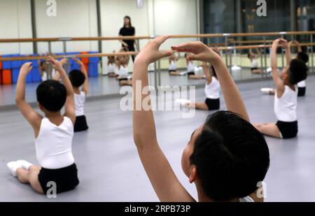 (190530) -- SHANGHAI, 30. Mai 2019 (Xinhua) -- Balletttänzer üben an der Kunstschule Shanghai Little Star in Shanghai, Ostchina, 22. Mai 2019. Die Shanghai Little Star, eine Tochtergesellschaft der SMG (Shanghai Media Group), eröffnete 2018 ihre erste Ballettklasse. Nach einem Jahr Training haben mehr als 20 Jungen im Alter von vier bis sechs Jahren eine Reihe von harten Übungen durchlaufen und sind kleine Ballettfans geworden. (Xinhua/Liu Ying) CHINA-SHANGHAI-BALLET-BOY DANCERS (CN) PUBLICATIONxNOTxINxCHN Stockfoto