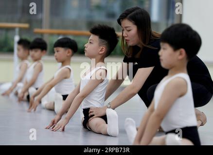 (190530) -- SHANGHAI, 30. Mai 2019 (Xinhua) -- Balletttänzer werden von einem Lehrer an der Kunstschule Shanghai Little Star in Shanghai, Ostchina, 22. Mai 2019 geführt. Die Shanghai Little Star, eine Tochtergesellschaft der SMG (Shanghai Media Group), eröffnete 2018 ihre erste Ballettklasse. Nach einem Jahr Training haben mehr als 20 Jungen im Alter von vier bis sechs Jahren eine Reihe von harten Übungen durchlaufen und sind kleine Ballettfans geworden. (Xinhua/Liu Ying) CHINA-SHANGHAI-BALLET-BOY DANCERS (CN) PUBLICATIONxNOTxINxCHN Stockfoto