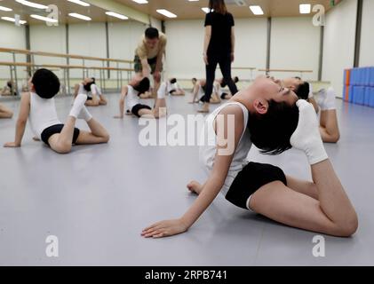 (190530) -- SHANGHAI, 30. Mai 2019 (Xinhua) -- Balletttänzer üben an der Kunstschule Shanghai Little Star in Shanghai, Ostchina, 22. Mai 2019. Die Shanghai Little Star, eine Tochtergesellschaft der SMG (Shanghai Media Group), eröffnete 2018 ihre erste Ballettklasse. Nach einem Jahr Training haben mehr als 20 Jungen im Alter von vier bis sechs Jahren eine Reihe von harten Übungen durchlaufen und sind kleine Ballettfans geworden. (Xinhua/Liu Ying) CHINA-SHANGHAI-BALLET-BOY DANCERS (CN) PUBLICATIONxNOTxINxCHN Stockfoto