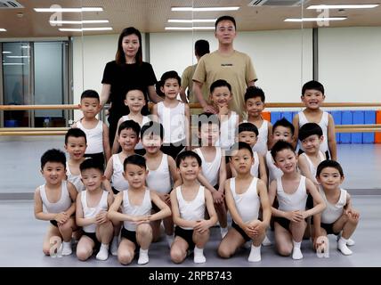 (190530) -- SHANGHAI, 30. Mai 2019 (Xinhua) -- Balletttänzer posieren für Fotos mit Lehrern an der Kunstschule Shanghai Little Star in Shanghai, Ostchina, 22. Mai 2019. Die Shanghai Little Star, eine Tochtergesellschaft der SMG (Shanghai Media Group), eröffnete 2018 ihre erste Ballettklasse. Nach einem Jahr Training haben mehr als 20 Jungen im Alter von vier bis sechs Jahren eine Reihe von harten Übungen durchlaufen und sind kleine Ballettfans geworden. (Xinhua/Liu Ying) CHINA-SHANGHAI-BALLET-BOY DANCERS (CN) PUBLICATIONxNOTxINxCHN Stockfoto