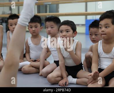 (190530) -- SHANGHAI, 30. Mai 2019 (Xinhua) -- Balletttänzer hören ihren Lehrer während eines Unterrichts an der Kunstschule Shanghai Little Star in Shanghai, Ostchina, 22. Mai 2019. Die Shanghai Little Star, eine Tochtergesellschaft der SMG (Shanghai Media Group), eröffnete 2018 ihre erste Ballettklasse. Nach einem Jahr Training haben mehr als 20 Jungen im Alter von vier bis sechs Jahren eine Reihe von harten Übungen durchlaufen und sind kleine Ballettfans geworden. (Xinhua/Liu Ying) CHINA-SHANGHAI-BALLET-BOY DANCERS (CN) PUBLICATIONxNOTxINxCHN Stockfoto