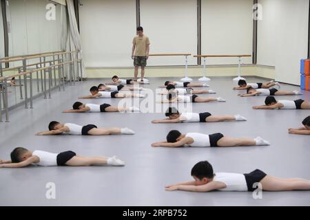 (190530) -- SHANGHAI, 30. Mai 2019 (Xinhua) -- Balletttänzer haben eine Klasse an der Kunstschule Shanghai Little Star in Shanghai, Ostchina, 22. Mai 2019. Die Shanghai Little Star, eine Tochtergesellschaft der SMG (Shanghai Media Group), eröffnete 2018 ihre erste Ballettklasse. Nach einem Jahr Training haben mehr als 20 Jungen im Alter von vier bis sechs Jahren eine Reihe von harten Übungen durchlaufen und sind kleine Ballettfans geworden. (Xinhua/Liu Ying) CHINA-SHANGHAI-BALLET-BOY DANCERS (CN) PUBLICATIONxNOTxINxCHN Stockfoto