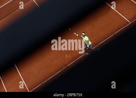 (190530) -- PEKING, 30. Mai 2019 (Xinhua) -- Rafael Nadal aus Spanien dient während des Zweitrundenspiels der Männer mit Yannick Maden aus Deutschland beim French Open Tennis Turnier 2019 in Roland Garros, Paris, am 29. Mai 2019. Rafael Nadal gewann das Spiel mit 3:0. (Xinhua/Han Yan) XINHUA FOTOS DES TAGES PUBLICATIONxNOTxINxCHN Stockfoto