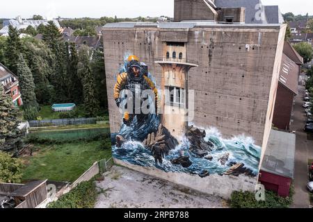 StreetArt in Krefeld auf dem Hochbunker: Taucher von den Graffiti-KünstlernTubuku und Bener mit der Drohne Stockfoto