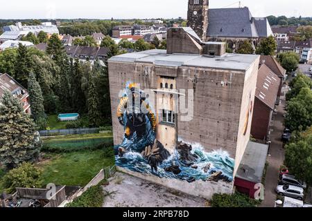 StreetArt in Krefeld auf dem Hochbunker: Taucher von den Graffiti-KünstlernTubuku und Bener mit der Drohne Stockfoto