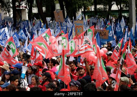 Nicht exklusiv: 3. September 2023, Mexiko-Stadt, Mexiko: Unterstützer der Broad Front for Mexico bei der Übergabe des Zertifikats, wie es der Präsident kann Stockfoto