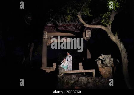 (190530) -- SUZHOU, 30. Mai 2019 (Xinhua) -- Schauspieler spielen die immersive Theaterversion der Kunqu Opera Six Chapters of a Floating Life im Canglang Pavilion in Suzhou, Ostchinesische Provinz Jiangsu, 29. Mai 2019. Die Theaterversion der Kunqu Opera Six Chapters of a Floating Life , eine autobiographische Schrift von Shen Fu, einem Schriftsteller und Maler während der Qing-Dynastie (1644–1911), begann am Mittwoch im Canglang Pavillon. Die Show zeigt ein verheiratetes Paar, dessen liebevolle Beziehung sich von den patriarchalen Normen der Zeit abhebt. Suzhou gebürtig Shen Fu (1763-1825) und Hi Stockfoto