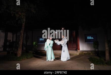 (190530) -- SUZHOU, 30. Mai 2019 (Xinhua) -- Schauspieler Zhang Zhengyao (R) und Schauspielerin Shen Guofang spielen die immersive Theaterversion der Kunqu Opera Six Chapters of a Floating Life im Canglang Pavilion in Suzhou, Ostchinesische Provinz Jiangsu, 29. Mai 2019. Die Theaterversion der Kunqu Opera Six Chapters of a Floating Life , eine autobiographische Schrift von Shen Fu, einem Schriftsteller und Maler während der Qing-Dynastie (1644–1911), begann am Mittwoch im Canglang Pavillon. Die Show zeigt ein verheiratetes Paar, dessen liebevolle Beziehung sich von den patriarchalischen Normen des tim abhebt Stockfoto