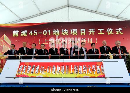 (190530) -- SHANGHAI, 30. Mai 2019 (Xinhua) -- Foto aufgenommen am 30. Mai 2019 zeigt den Spatenstich auf dem neuen Campus der New York University Shanghai (NYU Shanghai) in Shanghai, Ostchina. Shanghai begann am Donnerstag mit dem Bau auf dem neuen Campus der NYU Shanghai, dem ersten Sino-US-Hochschulinstitut in China. Der Bau befindet sich im Bezirk New Bund of Pudong (Qiantan) und erstreckt sich über 110.000 Quadratmeter und wird voraussichtlich bis 2022 abgeschlossen sein. Der neue Campus bietet Platz für bis zu 4.000 Studenten und Graduierten. (Xinhua/Liu Ying) CH Stockfoto