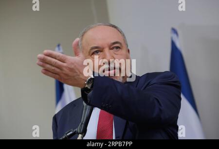 (190530) -- TEL AVIV, 30. Mai 2019 -- Avigdor Lieberman, Vorsitzender der Partei Yisrael Beiteinu, Gesten während einer Pressekonferenz in Tel Aviv, Israel, 30. Mai 2019. Das israelische parlament, die Knesset, verabschiedete am Mittwochabend ein Gesetz zur Auflösung, weniger als zwei Monate nach den Parlamentswahlen am 9. April. Die nächsten Wahlen werden voraussichtlich am 17. September 2019 stattfinden. Das Gesetz wurde mit 74 Ja-Stimmen und 45 Nein-Stimmen verabschiedet, nachdem Premierminister Benjamin Netanjahu in den 42 Tagen, die ihm bis Mittwoch, Mitternacht, gegeben wurden, keine neue Regierung gebildet hatte. Die Likud-Party, angeführt von N Stockfoto