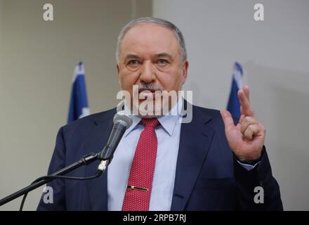 (190530) -- TEL AVIV, 30. Mai 2019 -- Avigdor Lieberman, Vorsitzender der Partei Yisrael Beiteinu, Gesten während einer Pressekonferenz in Tel Aviv, Israel, 30. Mai 2019. Das israelische parlament, die Knesset, verabschiedete am Mittwochabend ein Gesetz zur Auflösung, weniger als zwei Monate nach den Parlamentswahlen am 9. April. Die nächsten Wahlen werden voraussichtlich am 17. September 2019 stattfinden. Das Gesetz wurde mit 74 Ja-Stimmen und 45 Nein-Stimmen verabschiedet, nachdem Premierminister Benjamin Netanjahu in den 42 Tagen, die ihm bis Mittwoch, Mitternacht, gegeben wurden, keine neue Regierung gebildet hatte. Die Likud-Party, angeführt von N Stockfoto