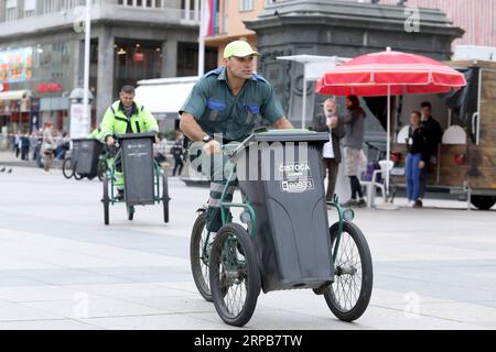 (190530) -- ZAGREB, 30. Mai 2019 -- Teilnehmer treten beim jährlichen Müllwagen-Rennen der Sanitärarbeiter auf dem zentralen Platz in Zagreb, Kroatien, am 30. Mai 2019 an. ) KROATIEN-ZAGREB-MÜLLKARREN-RENNEN PatrikxMacek PUBLICATIONxNOTxINxCHN Stockfoto