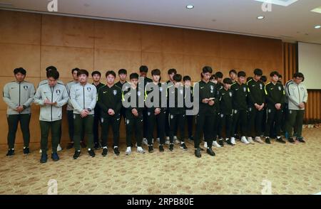 (190531) -- PEKING, 31. Mai 2019 () -- Südkoreas U-18-Team entschuldigt sich bei China während einer Pressekonferenz, nachdem ein Foto von einem ihrer Spieler mit seinem Fuß auf der Panda Cup Trophäe 2019 in Chengdu, südwestchinesische Provinz Sichuan, am 30. Mai 2019 auftauchte. Südkorea besiegte Gastgeber China 3-0 hier am Mittwoch, um das einladende Jugendturnier zu gewinnen, aber sah sich einer ernsthaften Gegenreaktion in den sozialen Medien gegenüber, nachdem das Foto viral wurde. Die Veranstalter des Pandeapokals beschuldigten Südkorea der ernsthaften Respektlosigkeit und entzogen dem Team seine Trophäe. () FOTOS DES TAGES Xinhua PUBLICATIONxNOTxINxCHN Stockfoto