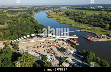 Brandenburg, Deutschland. 04. September 2023, Brandenburg, Küstrin-Kietz: An der deutsch-polnischen Grenze der oder wird eine neue Eisenbahnbrücke über den Fluss gebaut (Luftaufnahme mit Drohne). Die Eisenbahnbrücke über die oder zwischen Küstrin-Kietz auf deutscher Seite und Kostrzyn in Polen gilt als grenzübergreifendes Symbol für das Zusammenwachsen Europas. Das größte Brückenprojekt der Deutschen Bahn in Brandenburg steht kurz vor der Fertigstellung. Quelle: dpa Picture Alliance/Alamy Live News Stockfoto
