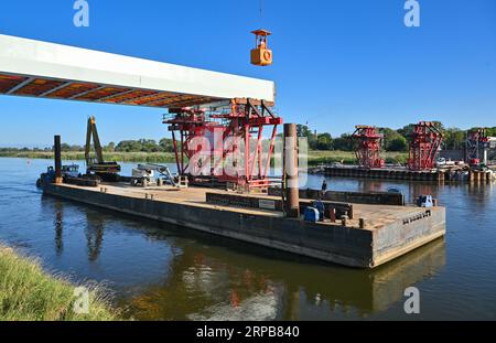 Brandenburg, Deutschland. 04. September 2023, Brandenburg, Küstrin-Kietz: An der deutsch-polnischen Grenze der oder wird eine neue Eisenbahnbrücke über den Fluss gebaut. Die Eisenbahnbrücke über die oder zwischen Küstrin-Kietz auf deutscher Seite und Kostrzyn in Polen gilt als grenzübergreifendes Symbol für das Zusammenwachsen Europas. Das größte Brückenprojekt der Deutschen Bahn in Brandenburg steht kurz vor der Fertigstellung. Für den Push-in-Betrieb sind insgesamt zwei Tage vorgesehen. Quelle: dpa Picture Alliance/Alamy Live News Stockfoto