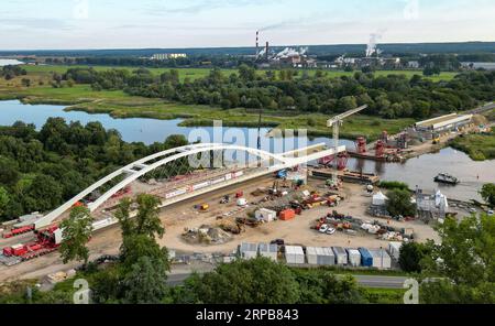 Brandenburg, Deutschland. 04. September 2023, Brandenburg, Küstrin-Kietz: An der deutsch-polnischen Grenze der oder wird eine neue Eisenbahnbrücke über den Fluss gebaut (Luftaufnahme mit Drohne). Die Eisenbahnbrücke über die oder zwischen Küstrin-Kietz auf deutscher Seite und Kostrzyn in Polen gilt als grenzübergreifendes Symbol für das Zusammenwachsen Europas. Das größte Brückenprojekt der Deutschen Bahn in Brandenburg steht kurz vor der Fertigstellung. Quelle: dpa Picture Alliance/Alamy Live News Stockfoto