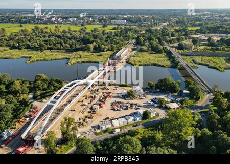 Brandenburg, Deutschland. 04. September 2023, Brandenburg, Küstrin-Kietz: An der deutsch-polnischen Grenze der oder wird eine neue Eisenbahnbrücke über den Fluss gebaut (Luftaufnahme mit Drohne). Die Eisenbahnbrücke über die oder zwischen Küstrin-Kietz auf deutscher Seite und Kostrzyn in Polen gilt als grenzübergreifendes Symbol für das Zusammenwachsen Europas. Das größte Brückenprojekt der Deutschen Bahn in Brandenburg steht kurz vor der Fertigstellung. Quelle: dpa Picture Alliance/Alamy Live News Stockfoto