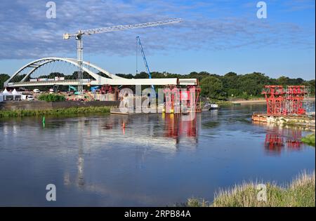 Brandenburg, Deutschland. 04. September 2023, Brandenburg, Küstrin-Kietz: An der deutsch-polnischen Grenze der oder wird eine neue Eisenbahnbrücke über den Fluss gebaut. Die Eisenbahnbrücke über die oder zwischen Küstrin-Kietz auf deutscher Seite und Kostrzyn in Polen gilt als grenzübergreifendes Symbol für das Zusammenwachsen Europas. Das größte Brückenprojekt der Deutschen Bahn in Brandenburg steht kurz vor der Fertigstellung. Für den Push-in-Betrieb sind insgesamt zwei Tage vorgesehen. Quelle: dpa Picture Alliance/Alamy Live News Stockfoto