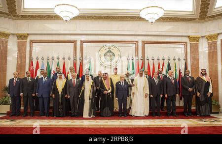 (190531) -- MEKKA (SAUDI-ARABIEN), 31. Mai 2019 -- die Führer der Arabischen Liga posieren für Fotos während eines Dringlichkeitsgipfels der Arabischen Liga in Mekka, Saudi-Arabien, am 30. Mai 2019. Die Arabische Liga und der Golf-Kooperationsrat haben Iran am Donnerstag aufgefordert, seine Rolle in der Region zu überdenken, berichtete die Saudi-arabische Presseagentur am Freitag. In einer Presseerklärung nach den Gipfeltreffen im Golf von Mekka und den Arabischen Emiraten in Saudi-Arabien äußerte sich der saudische Außenminister Ibrahim Al-Assaf zu den jüngsten Attentaten, die Saudi-Arabien und die Vereinigten Arabischen Emirate (VAE) erlebt haben, von Seiten des Golfs und der arabischen Länder unterstützt. Stockfoto