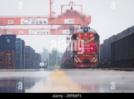 (190601) -- PEKING, 1. Juni 2019 (Xinhua) -- der Güterzug X8044 aus Hamburg von Deutschland kommt am Wujiashan Bahnhof Containerzentrum in Wuhan, zentralchinesische Provinz Hubei, 26. August 2018. Die Handelspartnerschaft zwischen China und der deutschen Stadt Hamburg lässt sich bis ins 18. Jahrhundert zurückverfolgen. Nach jahrelanger Entwicklung ist der Hamburger Hafen heute einer der wichtigsten europäischen Handelsknotenpunkte mit China. Im Jahr 2018 hatte der Hamburger Hafen ein Gesamtseefahrtvolumen von rund 8,7 Millionen TEU-Einheiten, von denen rund 2,6 Millionen mit China verbunden sind, nach dem Gesetz Stockfoto