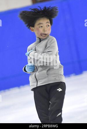 (190601) - CHANGCHUN, Juni 1, 2019 (Xinhua) - Foto am Mai 30, 2019 zeigt Zhou Yi, springt und dreht sich während einer Trainingseinheit. Zhou Yi, 8 Jahre alt, ist der jüngste Skater in einem eiskunstlauf Team von Winter Sport Administration Center von Jilin Sport Präsidium gebildet. Er hat das Lernen der Sport für drei Jahre und behauptete den Titel der Jungen Gruppe am 18. Jugend Spiele der Provinz Jilin im letzten Jahr. Zhou nimmt Training auf Eis für mehr als 2 Stunden nach dem Unterricht. Er nimmt auch andere Kurse sein Körper Koordination, Flexibilität und körperliche Kondition zu verbessern. In den letzten Jahren, Stockfoto