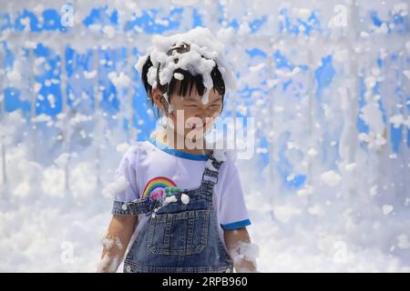 Nachrichten Themen der Woche KW22 Nachrichten Bilder des Tages (190601) -- PEKING, 1. Juni 2019 (Xinhua) -- Ein Kind nimmt an einer Blasenfahrt im Beijing Garden Expo Park in Peking, Hauptstadt von China, am 1. Juni 2019 Teil. Im ganzen County finden verschiedene Aktivitäten statt, um den Internationalen Kindertag zu feiern, der am Samstag stattfindet. (Xinhua/Liu Xianguo) CHINA-CHILDREN S DAY-CELEBRATIONS (CN) PUBLICATIONxNOTxINxCHN Stockfoto