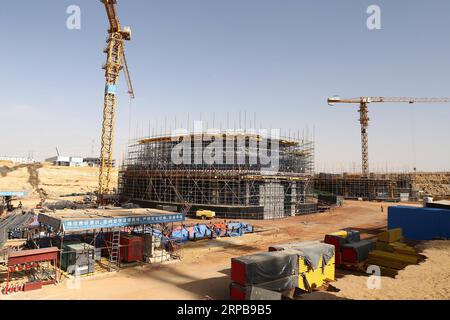 (190601) -- KAIRO, 1. Juni 2019 -- Foto vom 1. Juni 2019 zeigt die Baustelle des Central Business District (CBD)-Projekts der China State Construction Engineering Corporation (CSCEC) in der neuen Verwaltungshauptstadt Ägyptens, etwa 50 Kilometer östlich von Kairo. Mehr als 3.000 ägyptische und chinesische Mitarbeiter der China State Construction Engineering Corporation (CSCEC) arbeiten an dem vierjährigen CBD-Projekt, das im Mai 2018 begann. Das Projekt ist ein Meilenstein für die von China vorgeschlagene Belt and Road Initiative (BRI), die eine Win-Win-Entwicklungszusammenarbeit zwischen den teilnehmenden staaten durch wirtschaftliche Zusammenarbeit anstrebt Stockfoto