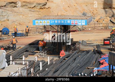 (190601) -- KAIRO, 1. Juni 2019 -- Menschen arbeiten auf der Baustelle des Central Business District (CBD)-Projekts der China State Construction Engineering Corporation (CSCEC) in der neuen Verwaltungshauptstadt Ägyptens, etwa 50 Kilometer östlich von Kairo, am 1. Juni 2019. Mehr als 3.000 ägyptische und chinesische Mitarbeiter der China State Construction Engineering Corporation (CSCEC) arbeiten an dem vierjährigen CBD-Projekt, das im Mai 2018 begann. Das Projekt ist ein Meilenstein für die von China vorgeschlagene Belt and Road Initiative (BRI), die eine Win-Win-Entwicklungszusammenarbeit zwischen den teilnehmenden staaten über wirtschaftliche Maßnahmen anstrebt Stockfoto