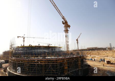 (190601) -- KAIRO, 1. Juni 2019 -- Foto vom 1. Juni 2019 zeigt die Baustelle des Central Business District (CBD)-Projekts der China State Construction Engineering Corporation (CSCEC) in der neuen Verwaltungshauptstadt Ägyptens, etwa 50 Kilometer östlich von Kairo. Mehr als 3.000 ägyptische und chinesische Mitarbeiter der China State Construction Engineering Corporation (CSCEC) arbeiten an dem vierjährigen CBD-Projekt, das im Mai 2018 begann. Das Projekt ist ein Meilenstein für die von China vorgeschlagene Belt and Road Initiative (BRI), die eine Win-Win-Entwicklungszusammenarbeit zwischen den teilnehmenden staaten durch wirtschaftliche Zusammenarbeit anstrebt Stockfoto