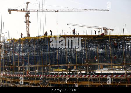 (190601) -- KAIRO, 1. Juni 2019 -- Menschen arbeiten auf der Baustelle des Central Business District (CBD)-Projekts der China State Construction Engineering Corporation (CSCEC) in der neuen Verwaltungshauptstadt Ägyptens, etwa 50 Kilometer östlich von Kairo, am 1. Juni 2019. Mehr als 3.000 ägyptische und chinesische Mitarbeiter der China State Construction Engineering Corporation (CSCEC) arbeiten an dem vierjährigen CBD-Projekt, das im Mai 2018 begann. Das Projekt ist ein Meilenstein für die von China vorgeschlagene Belt and Road Initiative (BRI), die eine Win-Win-Entwicklungszusammenarbeit zwischen den teilnehmenden staaten über wirtschaftliche Maßnahmen anstrebt Stockfoto