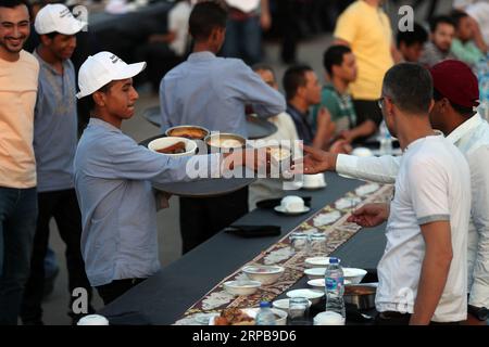 (190601) -- NEUE VERWALTUNGSHAUPTSTADT (ÄGYPTEN), 1. Juni 2019 -- die Menschen bereiten sich auf eine Messe iftar vor, die Mahlzeit, um ihr Fasten bei Sonnenuntergang zu beenden, in Ägyptens neuer Verwaltungshauptstadt, etwa 50 Kilometer östlich von Kairo, am 1. Juni 2019. ) ÄGYPTEN-NEUES VERWALTUNGSKAPITAL-IFTAR AhmedxGomaa PUBLICATIONxNOTxINxCHN Stockfoto