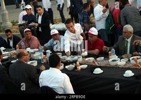 (190601) -- NEUE VERWALTUNGSHAUPTSTADT (ÄGYPTEN), 1. Juni 2019 -- Menschen besuchen eine Messe iftar, das Essen, um ihr Fasten bei Sonnenuntergang zu beenden, in Ägyptens neuer Verwaltungshauptstadt, etwa 50 Kilometer östlich von Kairo, am 1. Juni 2019. ) ÄGYPTEN-NEUES VERWALTUNGSKAPITAL-IFTAR AhmedxGomaa PUBLICATIONxNOTxINxCHN Stockfoto