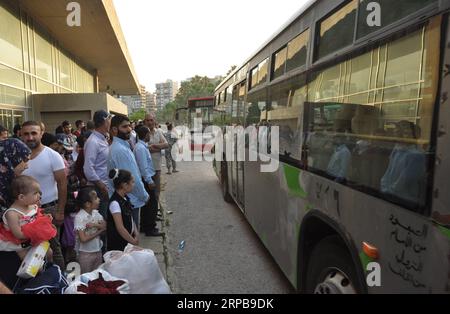 (190601) -- TRIPOLI (LIBANON), 1. Juni 2019 -- syrische Flüchtlinge sollen am 1. Juni 2019 mit Bussen in ihre Heimat in der libanesischen Nordstadt Tripoli zurückkehren. Etwa 621 syrische Flüchtlinge, die sich in verschiedenen Gebieten des Libanon versammelten, darunter Nabatieh, Tripoli, Beirut und Bekaa, kehrten am Samstag in ihre Heimat zurück. LIBANON-TRIPOLI-SYRISCHE FLÜCHTLINGE-RÜCKKEHR NACH HAUSE KHALID PUBLICATIONXNOTXINXCHN Stockfoto