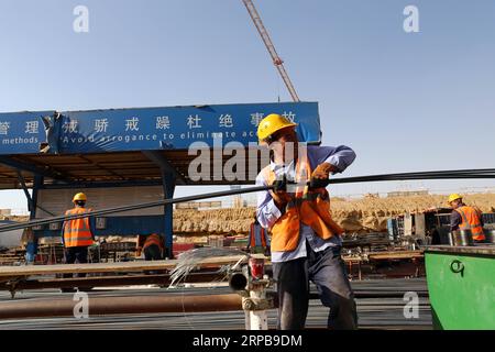 (190601) -- KAIRO, 1. Juni 2019 -- Menschen arbeiten auf der Baustelle des Central Business District (CBD)-Projekts der China State Construction Engineering Corporation (CSCEC) in der neuen Verwaltungshauptstadt Ägyptens, etwa 50 Kilometer östlich von Kairo, am 1. Juni 2019. Mehr als 3.000 ägyptische und chinesische Mitarbeiter der China State Construction Engineering Corporation (CSCEC) arbeiten an dem vierjährigen CBD-Projekt, das im Mai 2018 begann. Das Projekt ist ein Meilenstein für die von China vorgeschlagene Belt and Road Initiative (BRI), die eine Win-Win-Entwicklungszusammenarbeit zwischen den teilnehmenden staaten über wirtschaftliche Maßnahmen anstrebt Stockfoto
