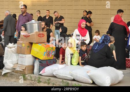 News Bilder des Tages (190601) -- TRIPOLI (LIBANON), 1. Juni 2019 -- syrische Flüchtlinge warten am 1. Juni 2019 auf die Rückkehr in ihre Heimat in der libanesischen Nordstadt Tripoli. Etwa 621 syrische Flüchtlinge, die sich in verschiedenen Gebieten des Libanon versammelten, darunter Nabatieh, Tripoli, Beirut und Bekaa, kehrten am Samstag in ihre Heimat zurück. LIBANON-TRIPOLI-SYRISCHE FLÜCHTLINGE-RÜCKKEHR NACH HAUSE KHALID PUBLICATIONXNOTXINXCHN Stockfoto