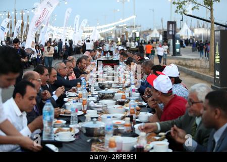 (190601) -- NEUE VERWALTUNGSHAUPTSTADT (ÄGYPTEN), 1. Juni 2019 -- Menschen besuchen eine Messe iftar, das Essen, um ihr Fasten bei Sonnenuntergang zu beenden, in Ägyptens neuer Verwaltungshauptstadt, etwa 50 Kilometer östlich von Kairo, am 1. Juni 2019. ) ÄGYPTEN-NEUES VERWALTUNGSKAPITAL-IFTAR AhmedxGomaa PUBLICATIONxNOTxINxCHN Stockfoto